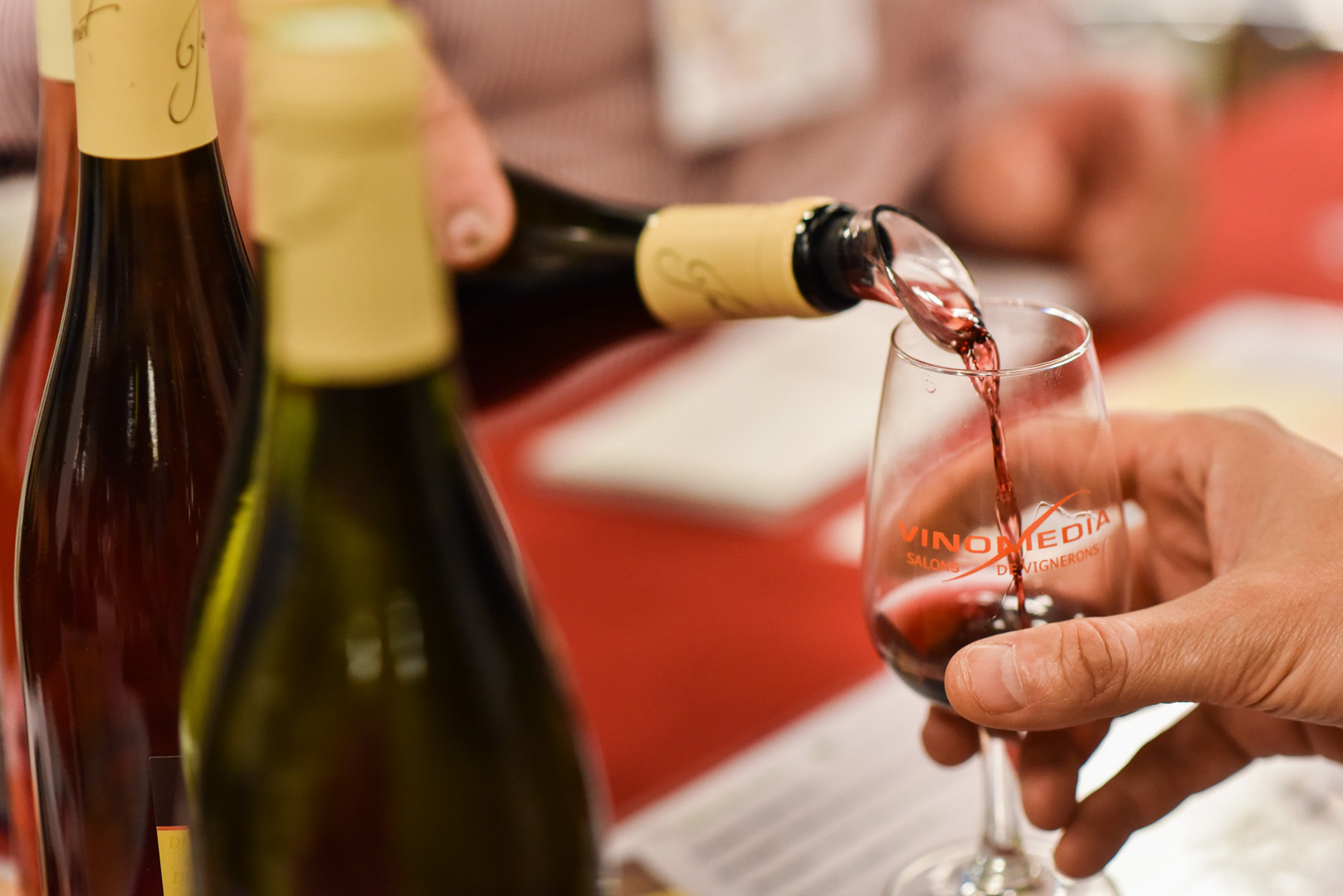 bouteille versant du vin dans un verre