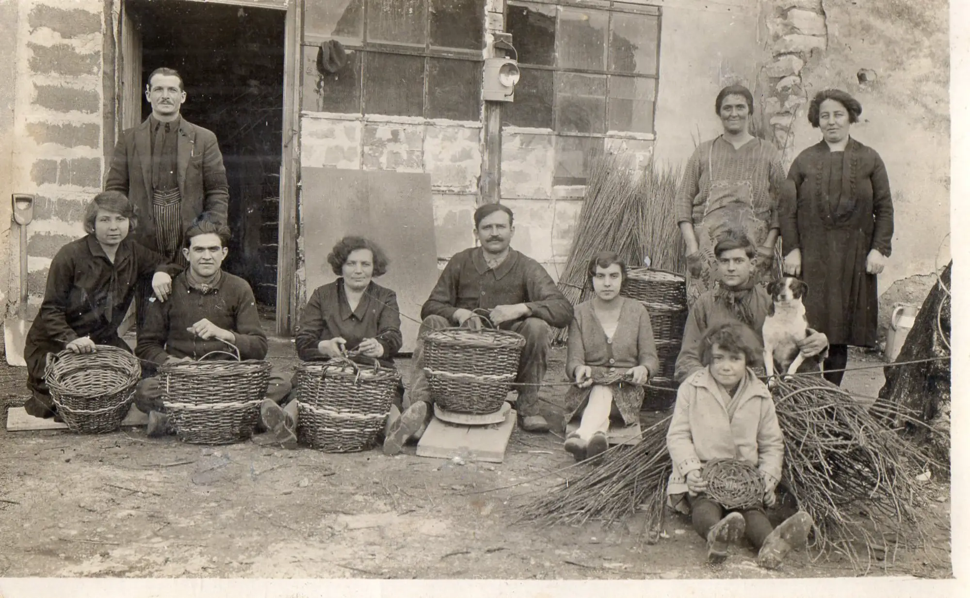 la famille Meynier au début du 20ième siècle tressant les paniers en osier servant à la récolte des raisins